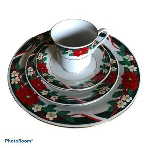 TIENSHAN Fine China “Deck the Halls” Place Setting